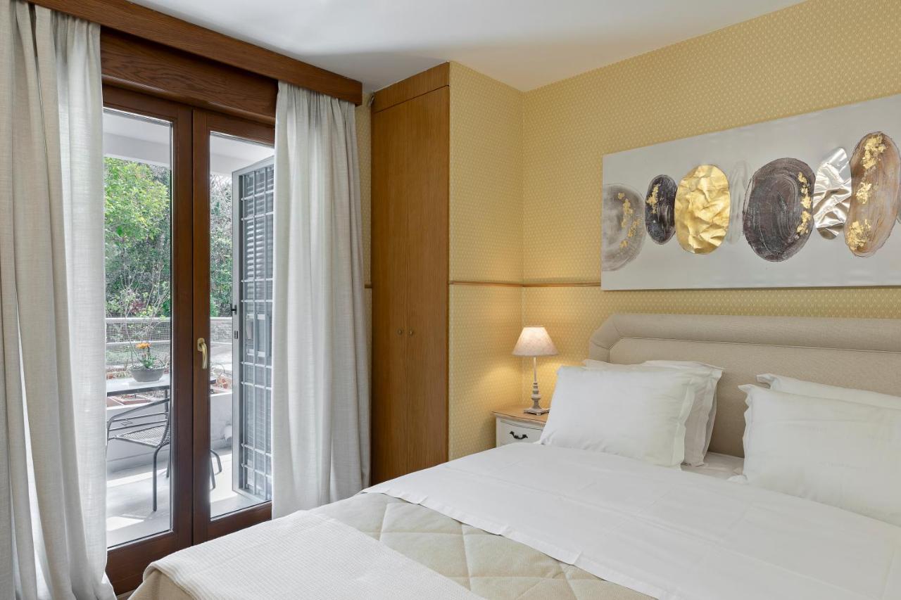 Vouliagmeni'S Elegance By Acropolis Suites Athens Exterior photo